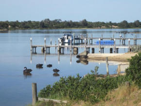 Гостиница Lakes Entrance Waterfront Cottages with King Beds  Лейкс Энтранс